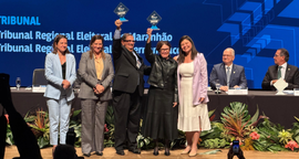 Representantes dos tribunais e demais autoridades recebendo o Prêmio CNJ de Qualidade