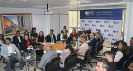 Sala de reunião com os participantes