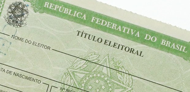 Mais de 328 mil eleitores terão o Título cancelado no Paraná Fotografia de parte de um Título Eleitoral. O documento é verde, com ilustrações do Brasão da Re...