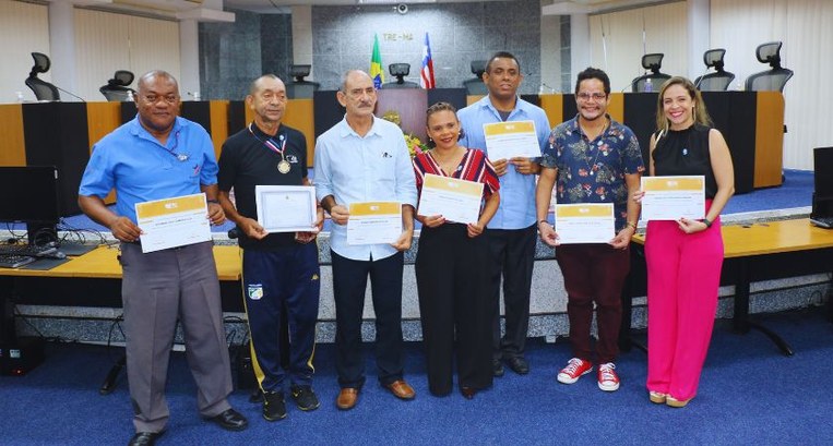 Mesários, mesárias, universidades, instituições e empresas são homenageados/as por engajamento em projeto Mesários, mesárias, universidades, instituições e empresas são homenageados/as por engajamento e...
