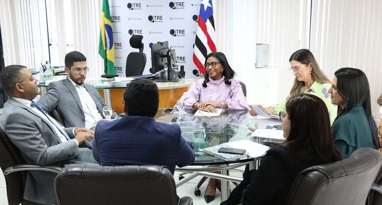 Reunião entre a presidente Angela Salazar e os observadores ocorreu no gabinete da presidência d...