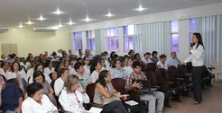 Servidora ministra palestra no Hospital Universitário