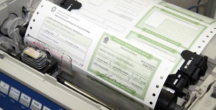 Título eleitoral sendo impresso Título eleitoral na impressora matricial