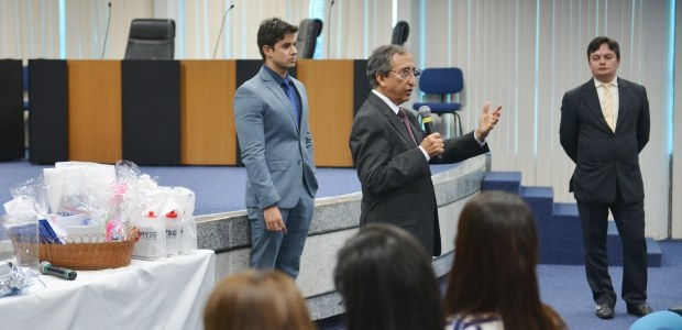 Desembargador Raimundo Barros, presidente do TRE-MA, acompanhando do diretor-geral Flávio Costa ...