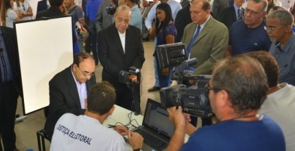 prefeito Sebastião Madeira realizando seu recadastramento biométrico