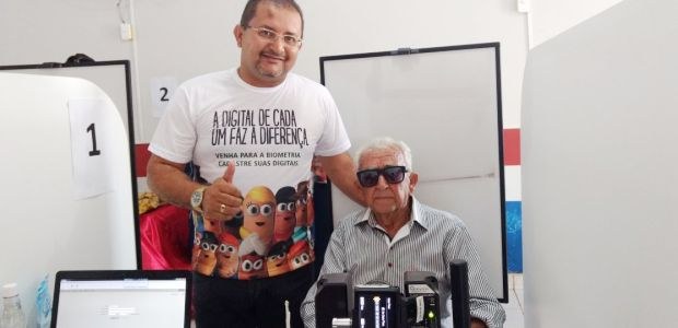 Prefeito Creginaldo Rodrigues de Assis com o eleitor Edvirges Carlos Barbosa, o mais idoso da ci...