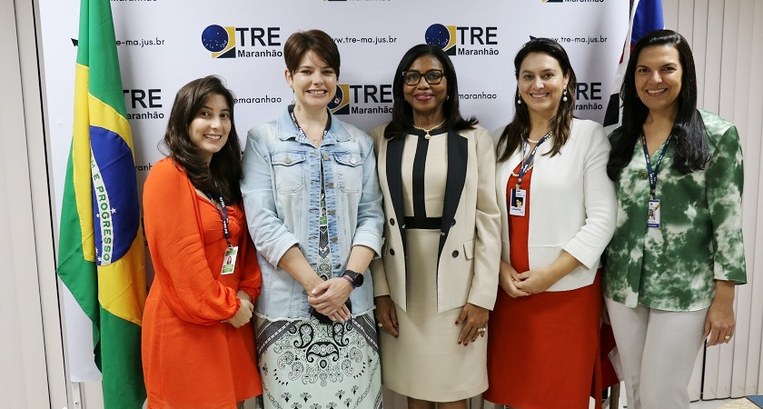 Presidente Angela Salazar conversando com servidoras do TRE-PR