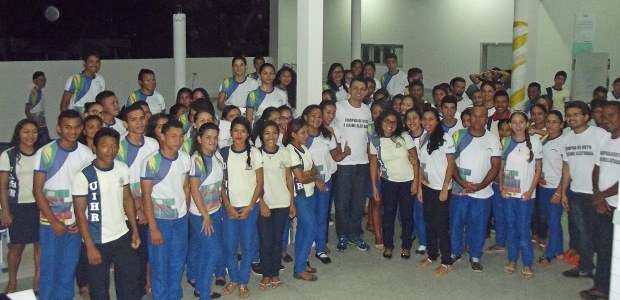 Juiz Rodrigo Terças entre alunos de escola da rede pública