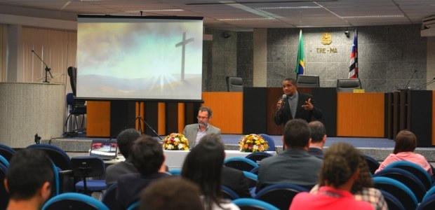 Servidores do Tribunal Regional Eleitoral do Maranhão reuniram-se no plenário Ernani Santos nest...