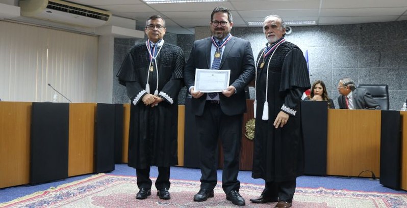 TRE-MA - Conselho Tutelar da Medalha Eleitoral homenageia o defensor público do estado do Maranhão Conselho Tutelar da Medalha Eleitoral homenageia o defensor público do estado do Maranhão