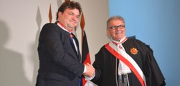 Daniel Leite sendo condecorado com a Ordem Timbira pelo desembargador José Evandro de Souza