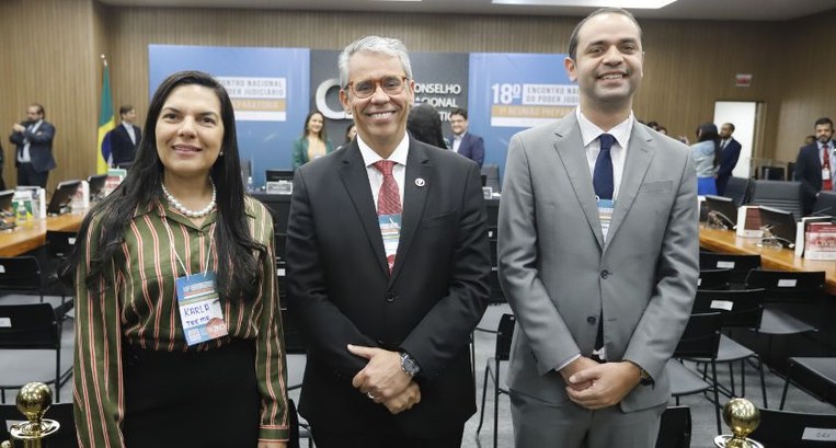 TRE-MA desembargador Paulo Velten com Karla Abdala e Diego Abreu Maio 2024 - Desembargador Paulo Velten com a servidora Karla Abdala e o servidor Diego Abreu dur...
