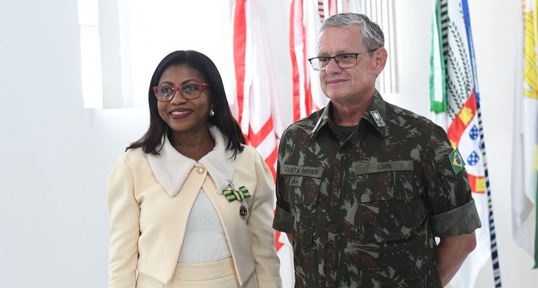 Desembargadora Angela Salazar recebendo a Medalha Exército Brasileiro em 27/09/2022