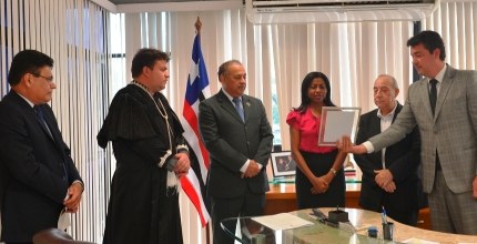 TRE-MA Desembargadora Angela Salazar toma posse como membro do TRE-MA Angela Maria Moraes Salazar foi empossada na tarde desta quarta-feira, 1º de julho, membro subst...