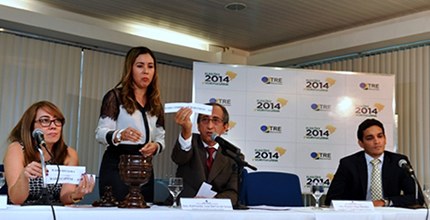 A Comissão de Juízes Auxiliares do Tribunal Regional Eleitoral do Maranhão, responsável por fisc...