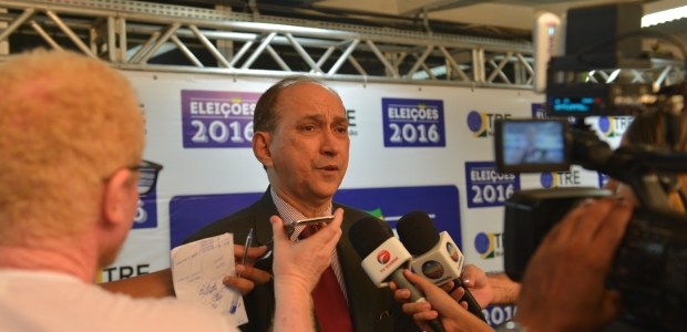 Desembargador Lourival Serejo, presidente do TRE-MA, concedendo entrevista