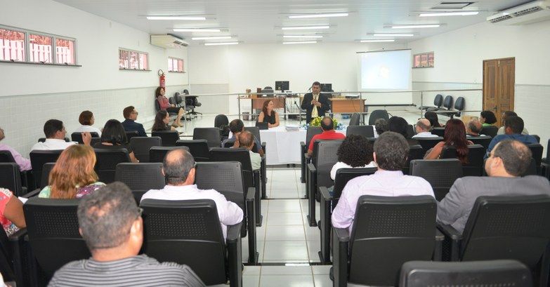 Nesta sexta-feira (22 de abril), a juíza Teresa Mendes (titular da 47ª zona eleitoral) reuniu re...