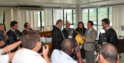 TRE-MA Entrega lista do TCE com nomes de gestores com contas desaprovadas 2014 Membros do Tribunal Regional Eleitoral do Maranhão se reuniram na tarde desta quinta-feira, 3 de...