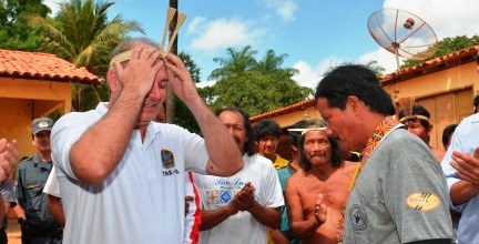 TRE-MA - Froz Sobrinho recebendo o cocar de cacique da aldeia Escalvado Froz Sobrinho recebendo o cocar de cacique da aldeia Escalvado