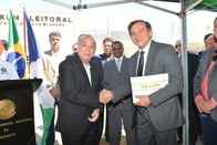 Prefeito Antonio Carlos (Colinas) recebendo diploma de reconhecimento