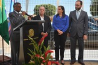 Desembargador Bernardo Rodrigues discursando em agradecimento à homenagem prestada a ele pelo TR...