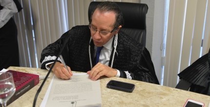TRE-MA Juiz federal Clodomir Sebastião Reis toma posse no TRE-MA Nesta terça-feira, 3 de dezembro, Clodomir Sebastião Reis tomou posse como membro efetivo do Tri...