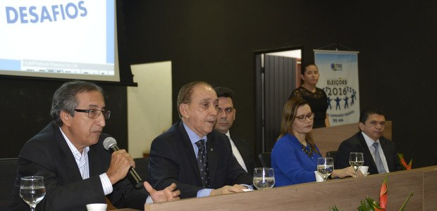 Desembargador Raimundo Barros falando aos servidores