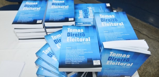 Livro foi lançado e autografado por autores no átrio do TRE-MA