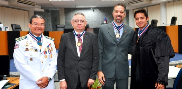 Condecorados (esquerda p/ direita): coronel Silvio Leite, advogado Abdon Marinho, promotor Pablo...