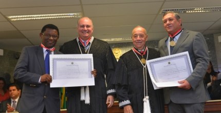 TRE-MA - medalha - merito eleitoral - capa Nove personalidades jurídicas e ainda o diretor geral do Tribunal Regional Eleitoral do Maranhão...