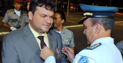 TRE-MA - Medalha PM 2015 - Daniel Leite O desembargador eleitoral Daniel Leite recebeu a Medalha de Mérito Militar “Brigadeiro Falcão” c...