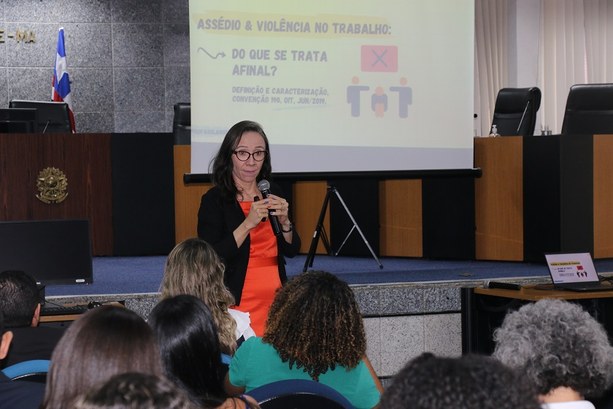 Palestra sobre assédio e violência no trabalho ministrada em 2 de maio de 2023 pela professora S...