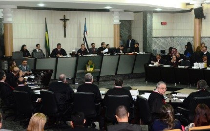 Desembargadores do TJMA reunidos em sessão plenária