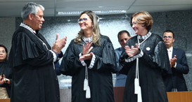 sessão solene ocorreu dia 19 de dezembro de 2025. a magistrada entre o presidente Paulo Velten e...
