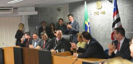 Desembargador Lourival Serejo sendo aclamado presidente do TRE-MA