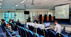 Foto da sala de sessões do TRE-MA onde à esquerda sete novos servidores estão sentados para toma...