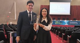 10/05/23 Juiz André Bogéa e a assessora Lígia Moraes com o prêmio de 1º lugar no II Concurso de ...