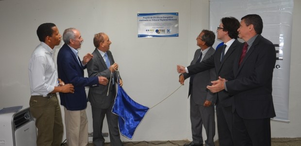 Uma placa certificando a conclusão do projeto de eficiência energética no Tribunal Regional Elei...
