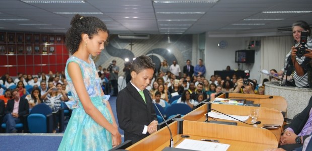 Os alunos Thiago Emanuel Leite Cutrim e Kimberly Saori Marques Viegas, do  6º ano da Unidade de ...