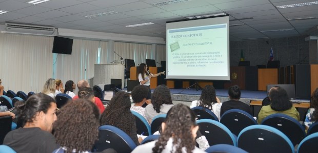 Alunos do Barjonas Lobão em visita guiada ao TRE-MA