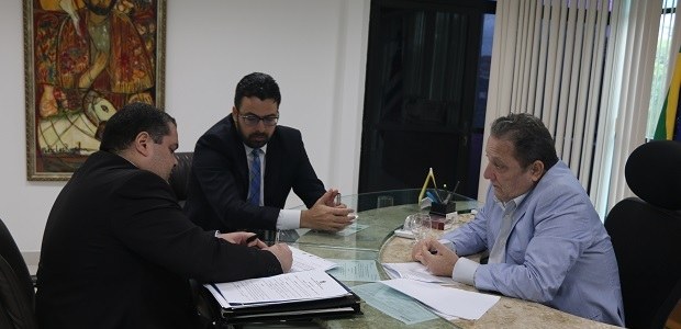 TRE-MA Reunião AMMA e Cleones Cunha Reunião entre os presidentes do TRE-MA e AMMA