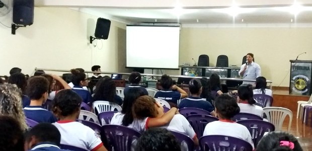 Juiz eleitoral Artur Gustavo Azevedo do Nascimento, titular da 67ª zona, conversando com alunos ...