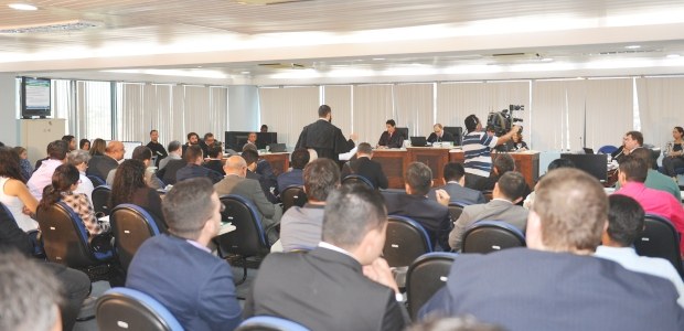 TRE-MA Sessão de julgamento - Bacabal Acompanhando o voto do relator, desembargador Raimundo Barros, os membros do Tribunal Regional E...