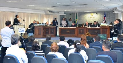 11 de dezembro de 2014. Membros da Corte do TRE-MA reunidos para julgamento.