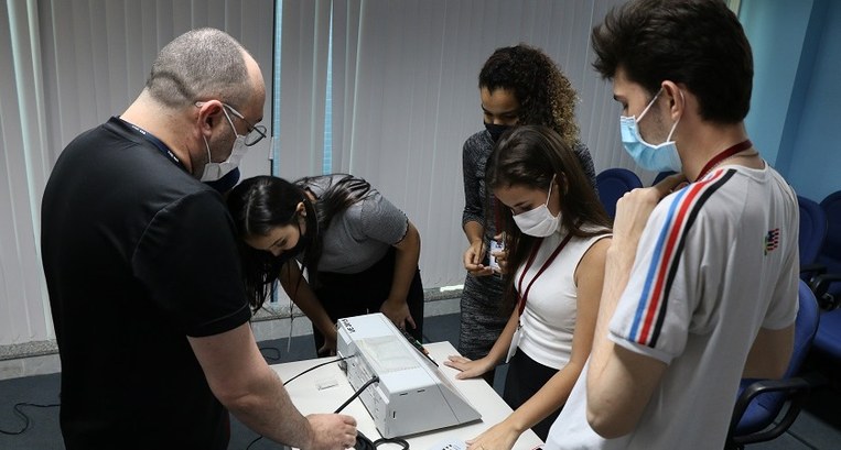 01/12/21 - Treinamento de alunos do IEMA sobre segurança da urna