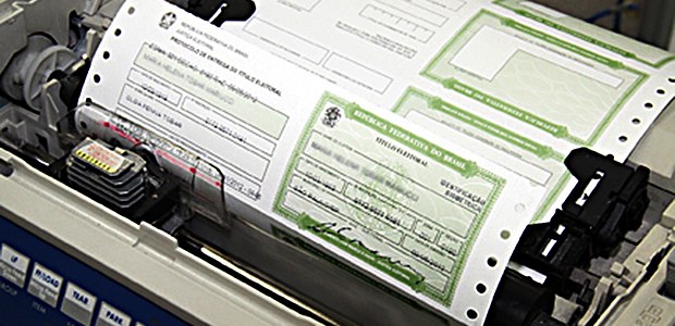Impressora imprimindo título de eleitor no formato 620px x 300px.