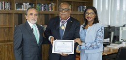 Foto: Alejandro Zambrana/Secom/TSE - Ministro Benedito Gonçalves recebe Medalha do Mérito Eleito...