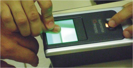 Recolhendo as digitais de uma pessoa com o aparelho de biometria.